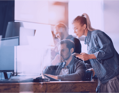 Personas mirando un portátil